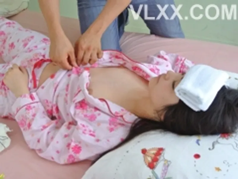 Anh ruột "chăm sóc" em ghệ đang bệnh