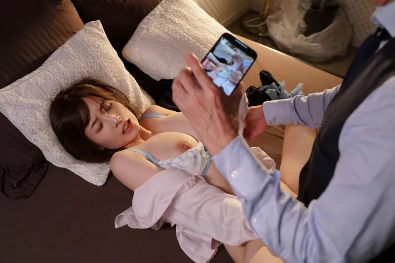 Sếp chuốc thuốc em thư ký bắt làm tình cả đêm khi đi công chuyện xa